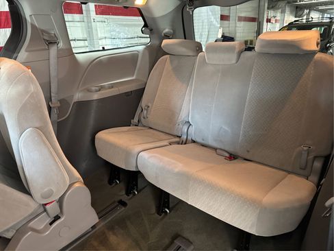 Used 2017 Toyota Sienna LE AWD/4WD image 24