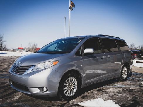 Used 2017 Toyota Sienna XLE Premium image 20