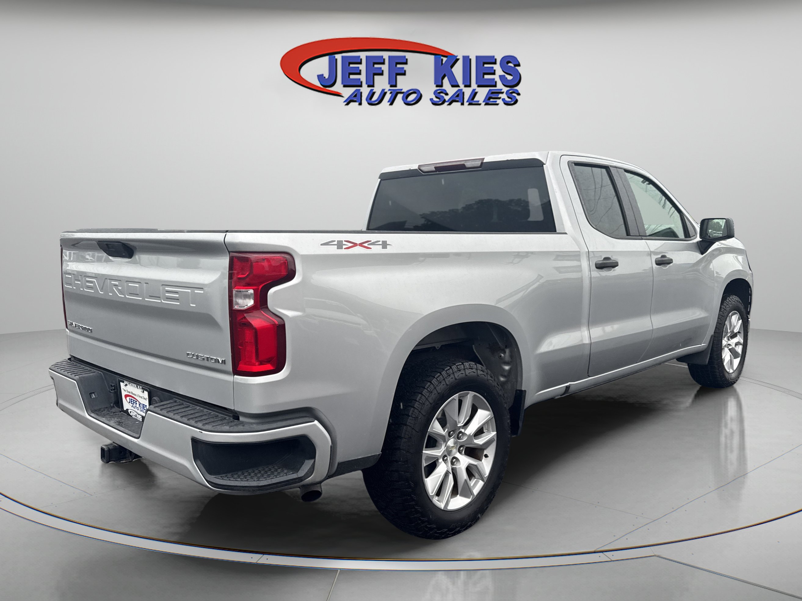 Used 2020 Chevrolet Silverado 1500 Custom w/ Custom Value Package AWD/4WD image 5