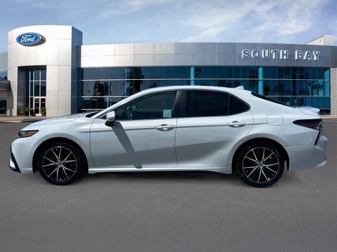 Used 2022 Toyota Camry SE FWD image 2