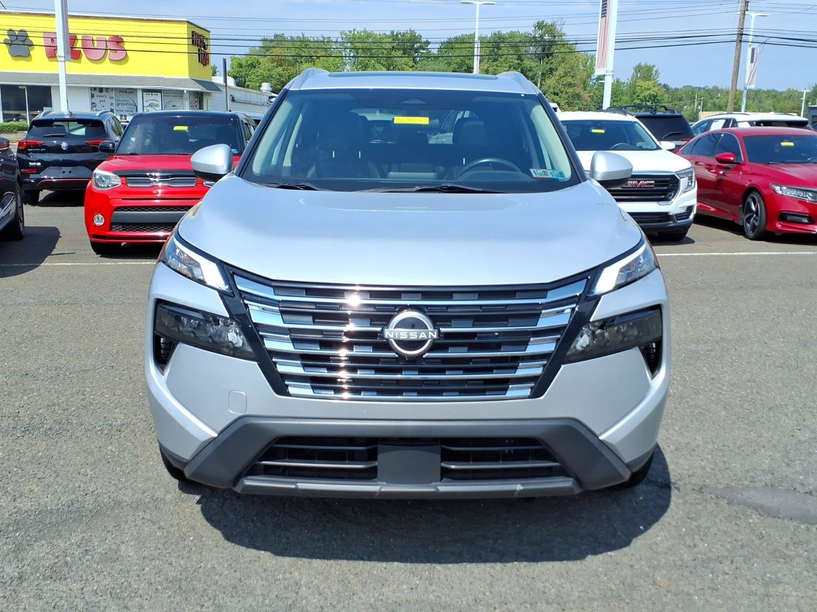 Used 2024 Nissan Rogue SV w/ SV Premium Package AWD/4WD image 9