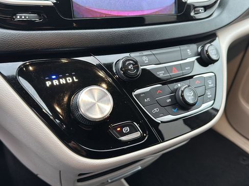 Used 2017 Chrysler Pacifica Touring w/ Tire & Wheel Group image 30