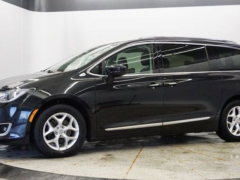 Used 2018 Chrysler Pacifica Touring-L Plus image 2