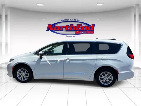 Used 2023 Chrysler Pacifica Touring-L FWD image 5