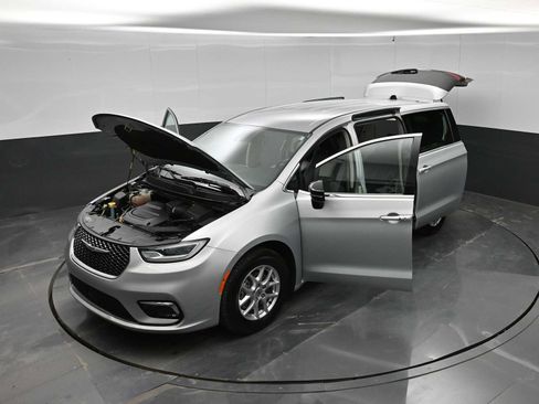 Used 2024 Chrysler Pacifica Touring-L FWD image 47