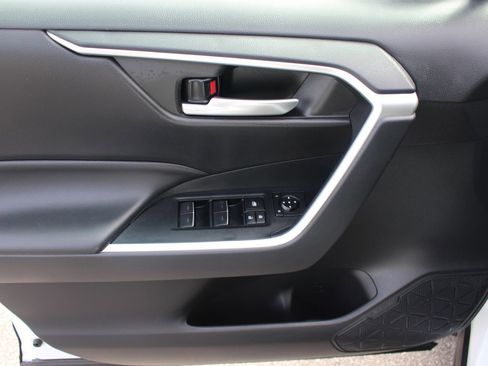 Used 2023 Toyota RAV4 SE image 15