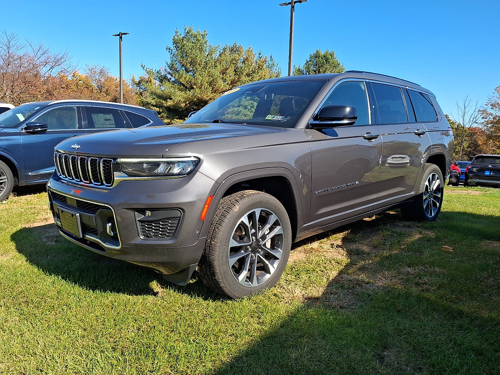 Used 2021 Jeep Grand Cherokee L Overland w/ Luxury Tech Group IV AWD/4WD image 3