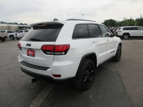 Used 2019 Jeep Grand Cherokee Laredo AWD/4WD image 4