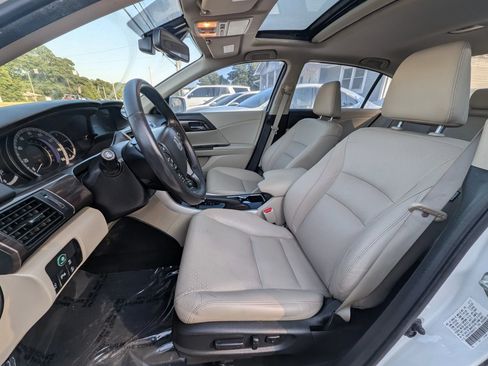 Used 2017 Honda Accord Touring image 4