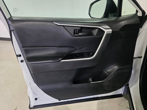 Used 2021 Toyota RAV4 LE image 18