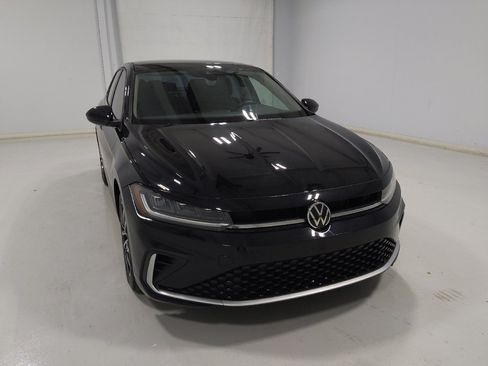 Used 2025 Volkswagen Jetta SE FWD image 14