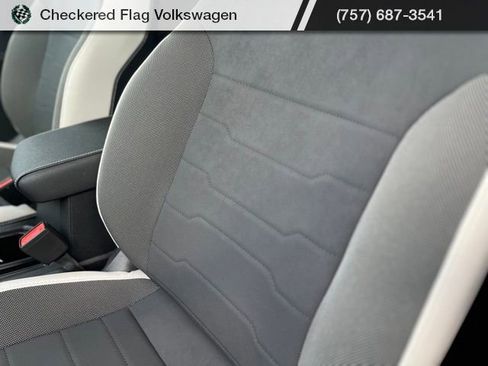Used 2025 Volkswagen Taos SE image 20