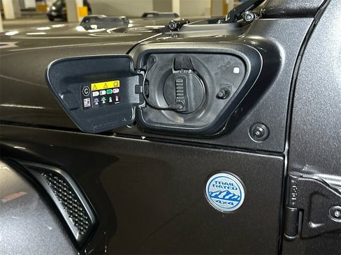 Used 2022 Jeep Wrangler Unlimited Sahara w/ Cold Weather Group image 19