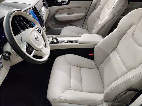 Used 2025 Volvo XC60 B5 Core image 14