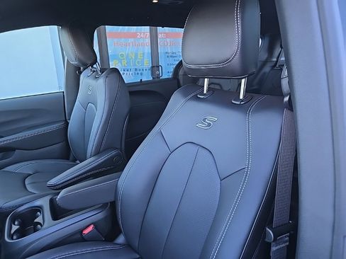 New 2026 Chrysler Pacifica Select w/ S Appearance Package image 32