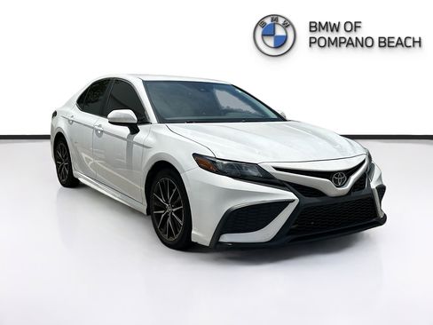 Used 2021 Toyota Camry SE FWD image 1