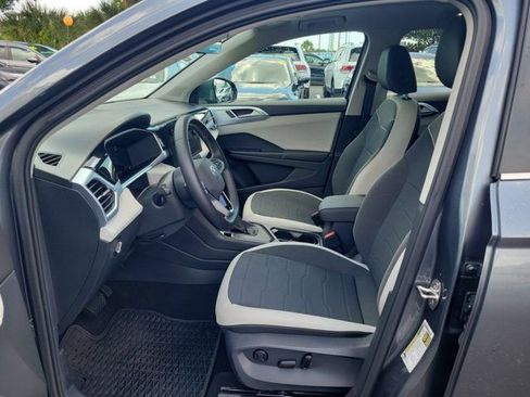 Certified 2025 Volkswagen Taos SE FWD image 14