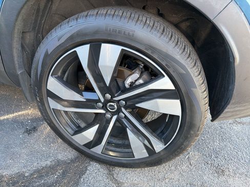 Used 2023 Volvo XC40 B5 Plus w/ Protection Package Premier image 11