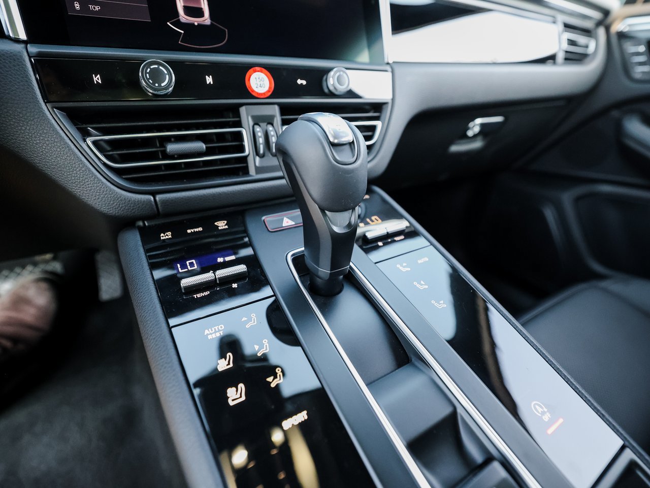 Certified 2026 Porsche Macan AWD/4WD image 20