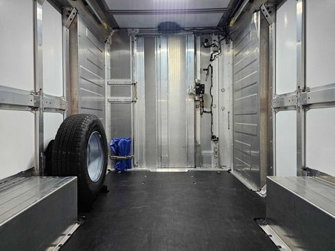 Used 2024 Chevrolet Brightdrop 400 w/ Commercial Equipment Package image 15