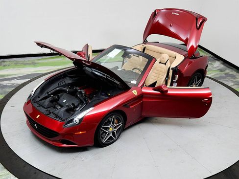 Used 2017 Ferrari California T RWD image 34
