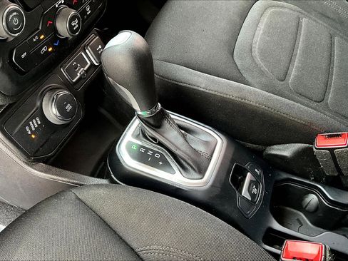 Used 2019 Jeep Renegade Latitude w/ Cold Weather Group AWD/4WD image 18