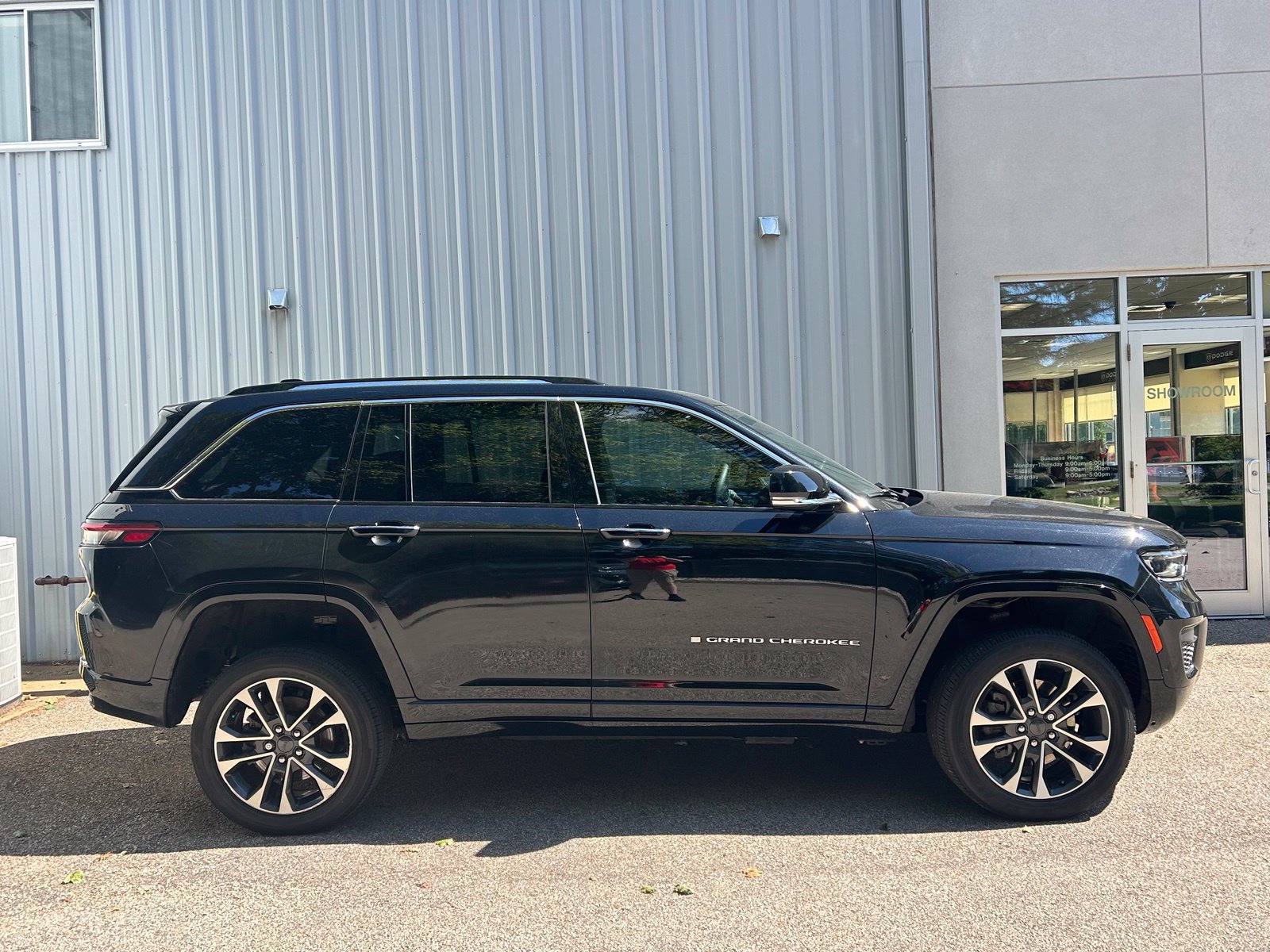 Used 2023 Jeep Grand Cherokee Overland w/ Luxury Tech Group IV AWD/4WD image 4