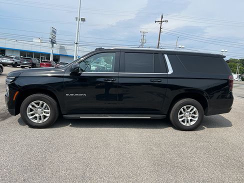 Used 2025 Chevrolet Suburban LT w/ Sun And Tow Package AWD/4WD image 8