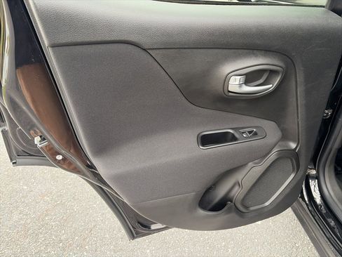 Used 2019 Jeep Renegade Latitude w/ Popular Equipment Group image 33