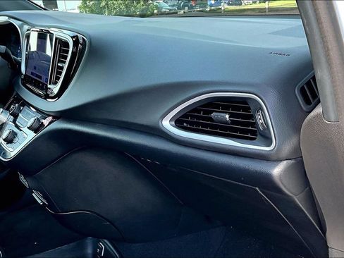 Used 2025 Chrysler Pacifica Select FWD image 14