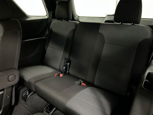 Used 2023 Chevrolet Traverse LT image 28