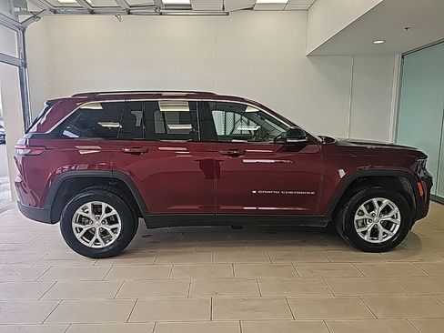 Used 2024 Jeep Grand Cherokee Limited image 6