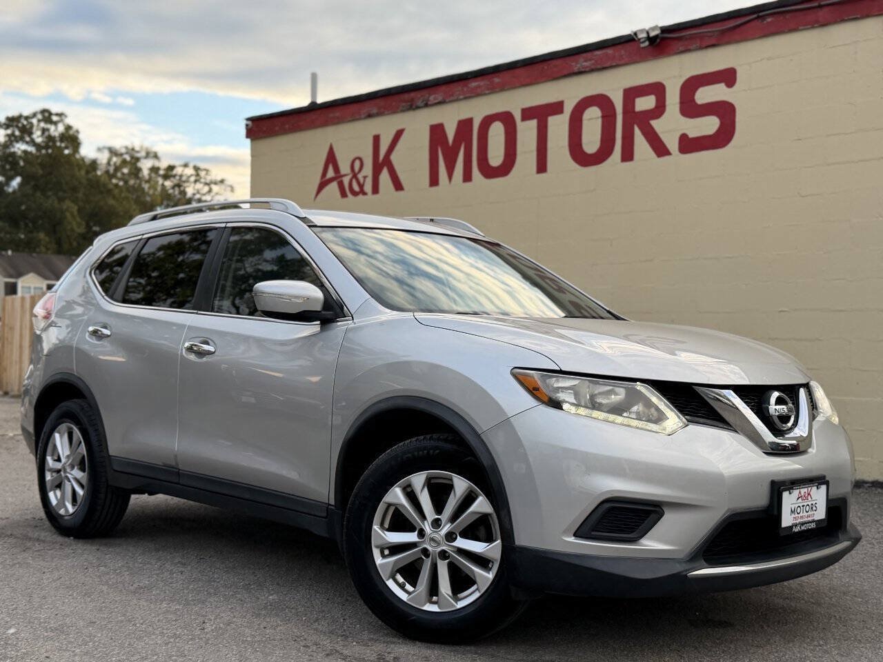 Used 2015 Nissan Rogue SV AWD/4WD image 1