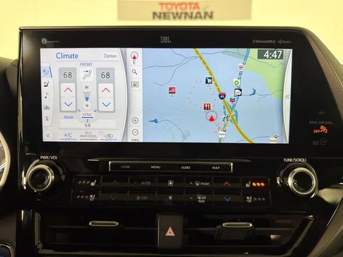 Used 2022 Toyota Highlander Limited FWD image 3