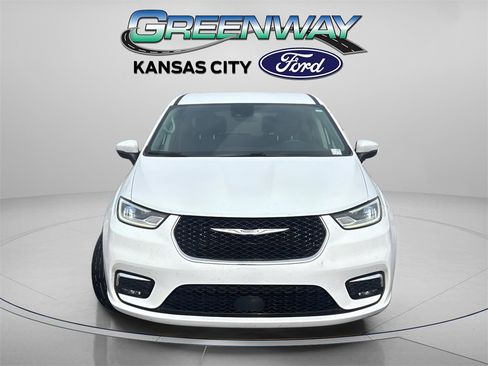 Used 2023 Chrysler Pacifica Touring-L image 2