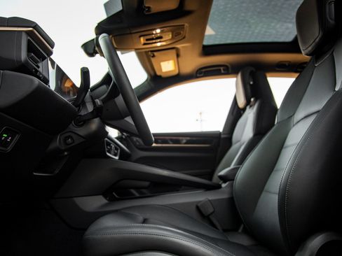 Certified 2025 Porsche Macan Electric RWD image 24