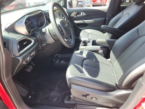 New 2026 Chrysler Pacifica Select image 8