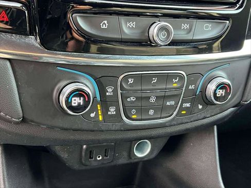 Used 2023 Chevrolet Traverse LT w/ Rear Camera Mirror Package image 29