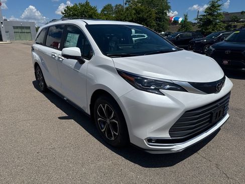New 2026 Toyota Sienna Platinum AWD/4WD image 12