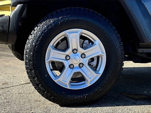 Used 2019 Jeep Wrangler Sport image 12