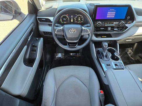 Used 2023 Toyota Highlander Platinum image 12
