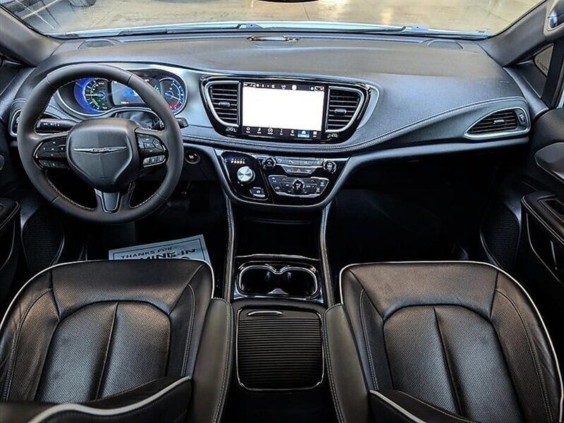 Used 2023 Chrysler Pacifica Limited w/ S Appearance Package FWD image 3