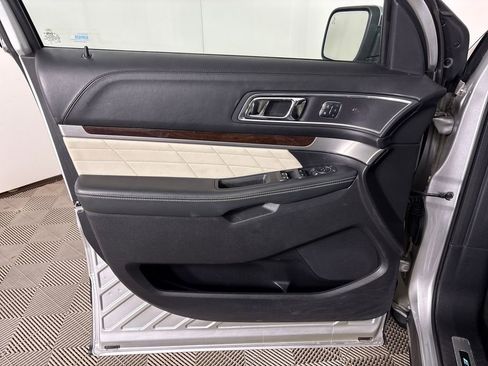 Used 2017 Ford Explorer Platinum image 25