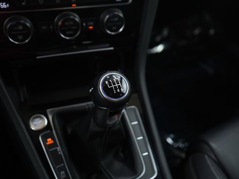 Used 2017 Volkswagen Golf R 4-Door image 23