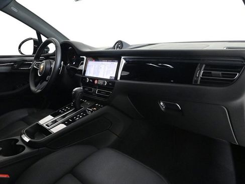 Certified 2025 Porsche Macan image 18