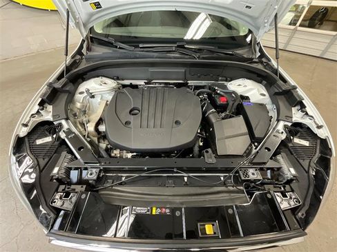 Used 2022 Volvo XC60 B5 Momentum image 27