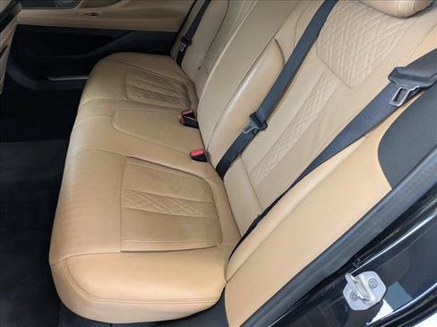 Used 2022 BMW 740i w/ Premium Package RWD image 19
