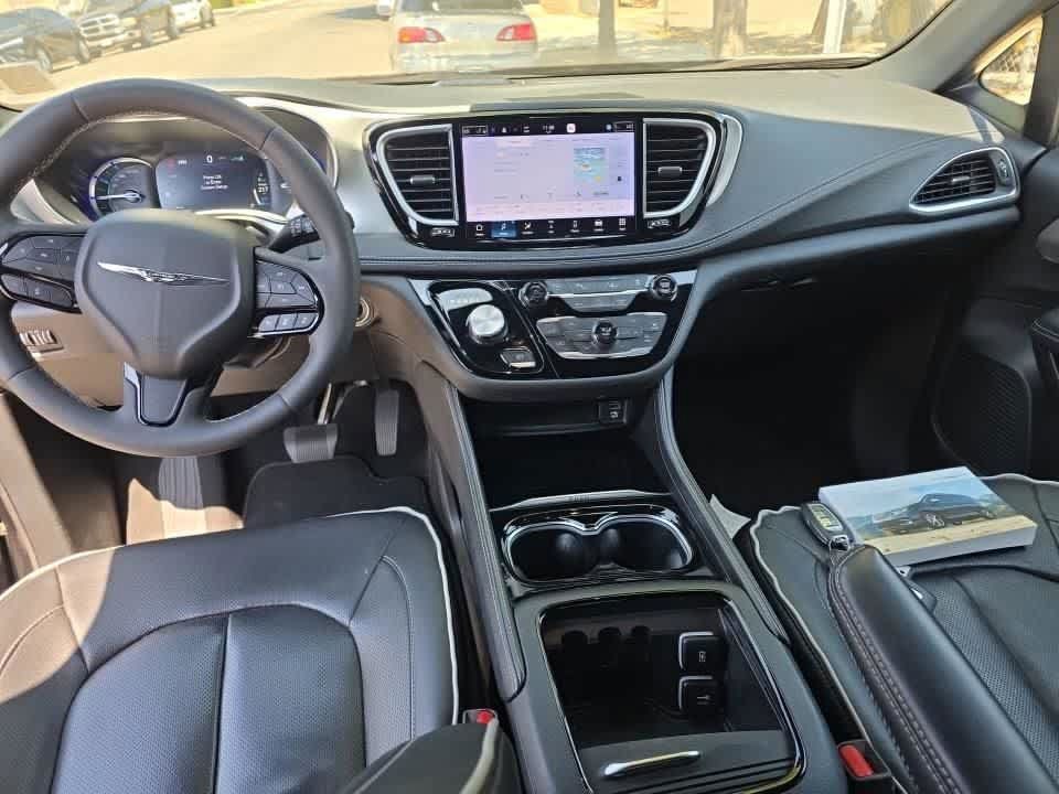 Used 2023 Chrysler Pacifica Limited w/ Uconnect Theater Family Group FWD image 3