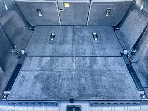 Certified 2024 Land Rover Discovery Dynamic SE image 36