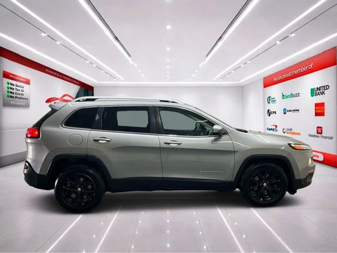 Used 2016 Jeep Cherokee Latitude image 9